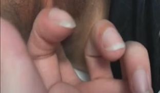 【自拍佳作】车上就被挑逗的脱掉内裤