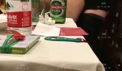 【网曝门事件】潍坊包间事件 19岁潍坊女包间擦枪
