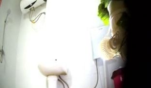 工厂集体宿舍卫生间偷拍打工妹尿尿完想睡前洗个热水