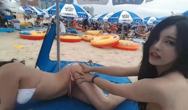 [韩国] 正妹闺蜜档相约沙滩解放北半球~妩媚涂着