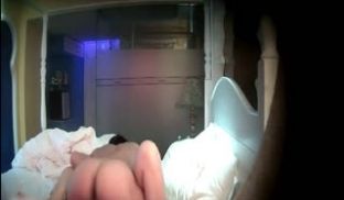妹子不配合被小伙按倒扒光强行进入
