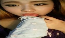 网红妹子为了吸引眼球把自己未洗的袜子吞到嘴里了舔