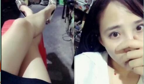生意直播两不误的大胆美腿漂亮少妇商铺内真空裸播露