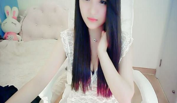 甜甜的小美妞露脸披肩长发身材极品直播秀