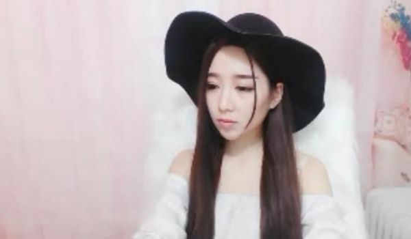 UT极品女神主播Norina难得直播大秀