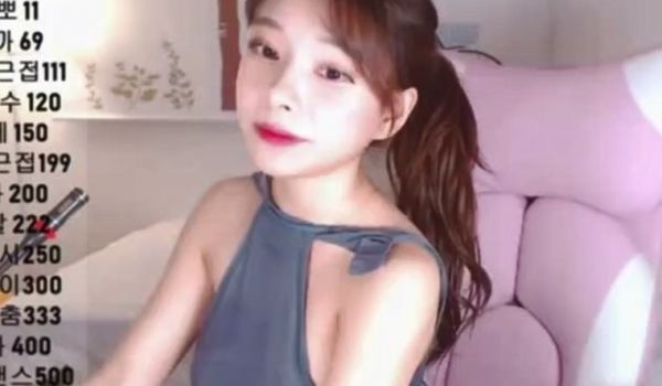 超漂亮美女主播椅子上手指疯狂扣逼自慰