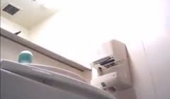 【厕所偷拍】坐厕偷拍漂亮时尚妹子的不雅动作
