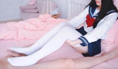 制服白丝过膝袜腿子踩着肉棒足交.