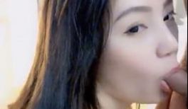 人气卡卡，直播和帅粉丝开房啪啪.