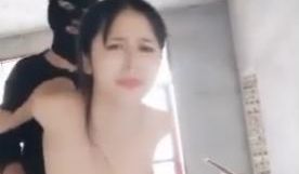 少妇跑到废弃工地和老公直播啪啪，最后忍不住口爆了