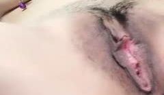 高颜值清纯萌妹子性感丁字裤黑丝诱惑，道具假屌上位