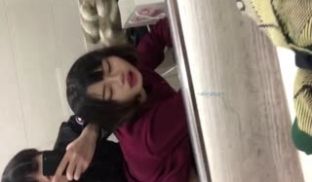 高颜值奶子雪白的大学生妹子和男友对着镜子非常自恋
