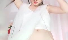 高颜值网红妹子扎双马尾带眼睛非常诱惑，跳脱衣舞扭