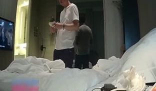 两位中年商界大老板老淫棍酒店叫了2波援交妹第一次