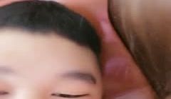 给18岁的小美眉刮毛 然后狂搞她 (2)