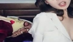高颜值长相甜美眼镜妹子自慰诱惑，衬衣跳蛋塞逼自摸