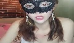 高颜值长相甜美面罩妹子露脸道具自慰，震动棒抽插浴
