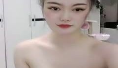 高颜值长相甜美白皙妹子跳蛋自慰，脱掉丁字裤扭动假
