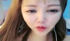 红唇骚气妹子大黑牛自慰，毛毛浓密大阴唇特写掰穴震