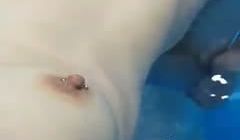 爽啊，情侣在游泳馆就搞了起来，水下舔骚穴，玩弄乳