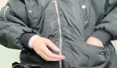 黑衣短发妹子开裆丝袜在家把大黑牛绑在腿上再户外附