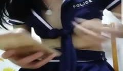 哺乳期少妇孩子七个月了出来赚点生活费，奶水涨得胸
