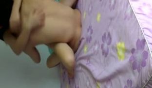 小年轻AV看多了操操姿势真不少女友一脸无奈