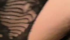 【奶味小仙女】身上倒酸奶再舔浴缸足交，吊带网袜后