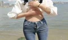 【骚劲小妖精】高颜值妹子沙滩边闲逛，找了个没人的