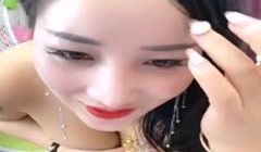 大奶丝袜小母狗，颜值不错还很圆润，高跟小诱惑，跳