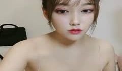 【小程潇】高颜值大奶妹子道具自慰，单腿黑丝沙发振