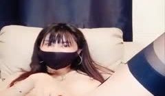 爆乳口罩妹子黑丝高跟鞋诱惑沙发上道具JJ抽插呻吟