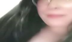 白熊小师妹妮妮家里没地方跑到医院厕所去大秀，露脸