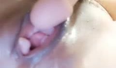 穿着红肚兜颜值不错美女主播直播大秀肚子上有个纹身