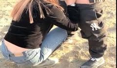 胆儿够肥的紧身牛仔裤豪放妹子勾引打野到地里野战