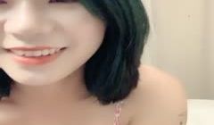 短发漂亮美女主播直播修小很漂亮就在小上方还有个纹