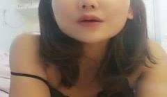 短发黑衣少妇换上透视情趣装道具自慰吊带黑丝近距离