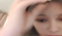 短发长相甜美大眼萌妹子情趣装短裙诱惑，浴室湿身洗