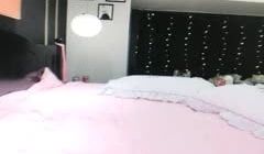 金发苗条骚女【奶油甜心】黑丝舔足自摸道具自慰，舔