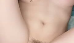 大屌哥哥无套插入丰满鲍鱼，对白刺激插到尿尿喷水