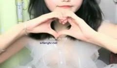 可爱萌妹子【小优娜】露奶露逼诱惑，退下内裤撩起衣
