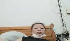 霸占你爹做你妈，露脸老骚妇玩的很嗨啊，跳蛋玩弄逼