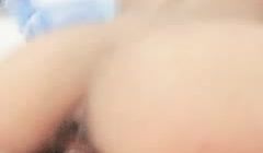 背着老公偷情的小骚逼找刺激，被大鸡巴干着给她老公