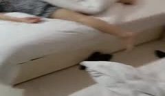 背着婊妹勾引她性感的闺蜜，婊妹在睡觉对闺蜜不断撩