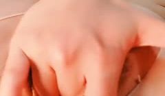 哺乳期的奶妈饥渴难耐，情趣肚兜诱惑特写展示骚穴淫