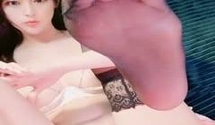 超网红脸妹子高挑模特身材黑丝大白腿手指掰穴蝴蝶逼
