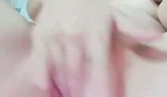 楚楚诱人的妹子沙发上露脸道具自慰插穴，逼逼上淫水