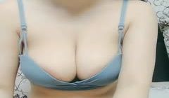 大眼长发美御姐，胸膜，自己手指掰穴自慰，巨乳奶子