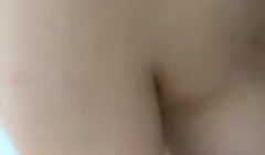 新人小妹露脸让小哥玩弄，吃奶又舔逼，奶头和逼逼都