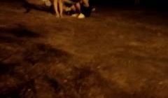 两个妹子深夜路边露出舔奶舔逼路边石头上椅子上撩起